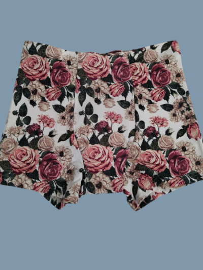 Shortsimallinen alushousu virtsankarkailuun