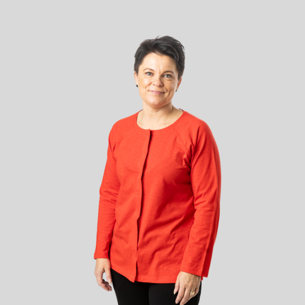 Punainen puuvillapaita mukautettuun pukemiseen